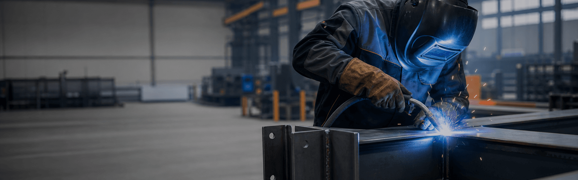 Especialista em soldagem UWELD trabalhando em uma oficina industrial